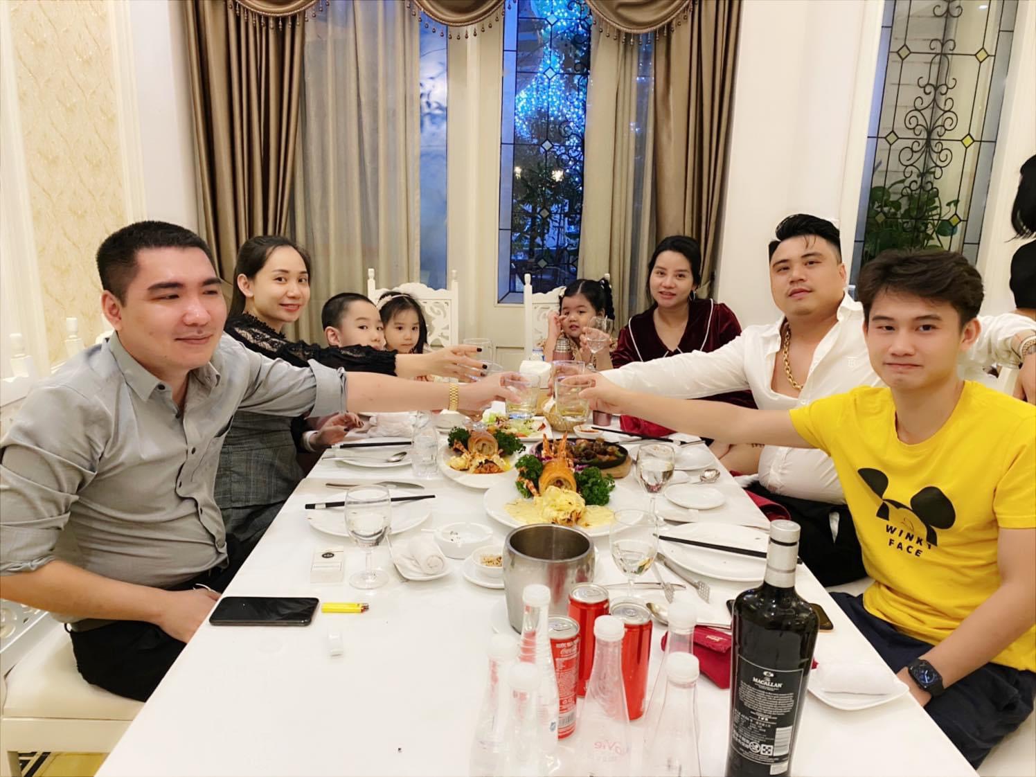 Nhà Hàng Tôm Hùm